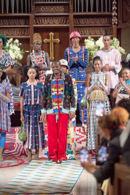 Maxhosa by Laduma, Show - Paris Moda Haftası / Yaz 2025 - Paris - 24 Eylül 2024: Paris, Fransa 'da bir model podyumda yürüyor. MAXHOSA, Afrika 'nın yeniden doğuşu (Fotoğraf: Mauro Di Bonaventura)