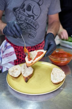 Pizza hamuru tabanlı doyurucu bir sandviç, mükemmel pişirilmiş ve iki mükemmel köfte ile doldurulmuş (Fotoğraf: Mauro Di Bonaventura )