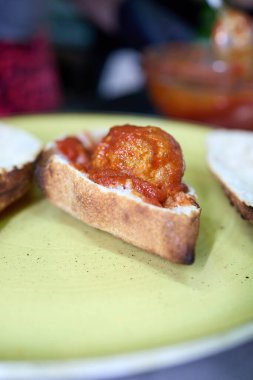 Pizza hamuru tabanlı doyurucu bir sandviç, mükemmel pişirilmiş ve iki mükemmel köfte ile doldurulmuş (Fotoğraf: Mauro Di Bonaventura )