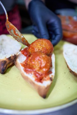 Pizza hamuru tabanlı doyurucu bir sandviç, mükemmel pişirilmiş ve iki mükemmel köfte ile doldurulmuş (Fotoğraf: Mauro Di Bonaventura )