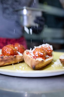 Pizza hamuru tabanlı doyurucu bir sandviç, mükemmel pişirilmiş ve iki mükemmel köfte ile doldurulmuş (Fotoğraf: Mauro Di Bonaventura )