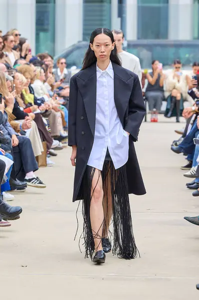 Calcaterra - Runway - Milan Moda Haftası - Kadın giyim / Yaz 2025MILAN, İtalya - 20 EPTEMBER 2024: İtalya 'nın Milano kentinde Milan 2024 yılındaki Calcaterra defilesinde bir model podyumda yürüyor. Fotoğraf: Mauro Di Bonaventura)