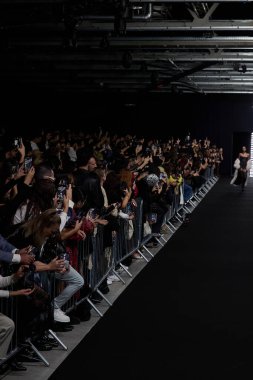 Aniye Records - Runway - Milan Moda Haftası - Kadın giyim / Yaz 2025 MILAN, ITALY - SEPTEMBER 21: Milan, İtalya 'da düzenlenen 2024 Aniye Records moda şovunda bir model podyumda yürüyor. Fotoğraf: Mauro Di Bonaventura)