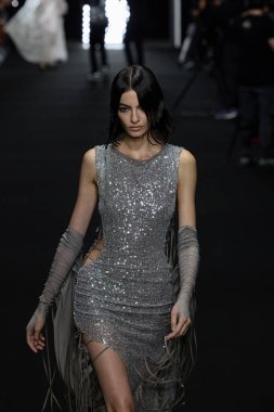 Aniye Records - Runway - Milan Moda Haftası - Kadın giyim / Yaz 2025 MILAN, ITALY - SEPTEMBER 21: Milan, İtalya 'da düzenlenen 2024 Aniye Records moda şovunda bir model podyumda yürüyor. Fotoğraf: Mauro Di Bonaventura)