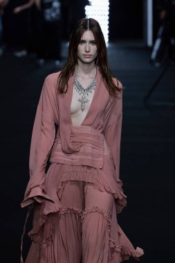 Aniye Records - Runway - Milan Moda Haftası - Kadın giyim / Yaz 2025 MILAN, ITALY - SEPTEMBER 21: Milan, İtalya 'da düzenlenen 2024 Aniye Records moda şovunda bir model podyumda yürüyor. Fotoğraf: Mauro Di Bonaventura)