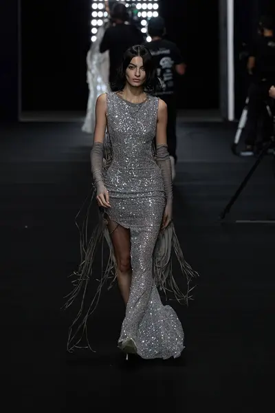 Aniye Records - Runway - Milan Moda Haftası - Kadın giyim / Yaz 2025 MILAN, ITALY - SEPTEMBER 21: Milan, İtalya 'da düzenlenen 2024 Aniye Records moda şovunda bir model podyumda yürüyor. Fotoğraf: Mauro Di Bonaventura)