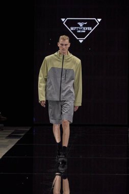 Eylül Kurtları - Runway - Milan Moda Haftası - Kadın giyim Baharı / Yaz 2025 MILAN, İtalya - 21 Eylül 21: Bir model Milan Kadın Giyim 2024 'teki Milan Kadın giyim defilesinde podyumda yürüyor. Fotoğraf: Mauro Di Bonaventura)