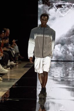 Eylül Kurtları - Runway - Milan Moda Haftası - Kadın giyim Baharı / Yaz 2025 MILAN, İtalya - 21 Eylül 21: Bir model Milan Kadın Giyim 2024 'teki Milan Kadın giyim defilesinde podyumda yürüyor. Fotoğraf: Mauro Di Bonaventura)