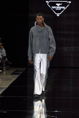 Eylül Kurtları - Runway - Milan Moda Haftası - Kadın giyim Baharı / Yaz 2025 MILAN, İtalya - 21 Eylül 21: Bir model Milan Kadın Giyim 2024 'teki Milan Kadın giyim defilesinde podyumda yürüyor. Fotoğraf: Mauro Di Bonaventura)