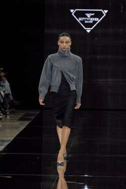 Eylül Kurtları - Runway - Milan Moda Haftası - Kadın giyim Baharı / Yaz 2025 MILAN, İtalya - 21 Eylül 21: Bir model Milan Kadın Giyim 2024 'teki Milan Kadın giyim defilesinde podyumda yürüyor. Fotoğraf: Mauro Di Bonaventura)