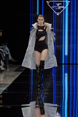 Eylül Kurtları - Runway - Milan Moda Haftası - Kadın giyim Baharı / Yaz 2025 MILAN, İtalya - 21 Eylül 21: Bir model Milan Kadın Giyim 2024 'teki Milan Kadın giyim defilesinde podyumda yürüyor. Fotoğraf: Mauro Di Bonaventura)