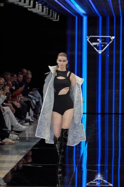 Eylül Kurtları - Runway - Milan Moda Haftası - Kadın giyim Baharı / Yaz 2025 MILAN, İtalya - 21 Eylül 21: Bir model Milan Kadın Giyim 2024 'teki Milan Kadın giyim defilesinde podyumda yürüyor. Fotoğraf: Mauro Di Bonaventura)