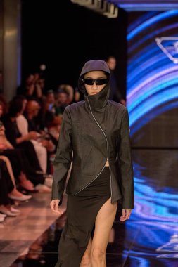 Eylül Kurtları - Runway - Milan Moda Haftası - Kadın giyim Baharı / Yaz 2025 MILAN, İtalya - 21 Eylül 21: Bir model Milan Kadın Giyim 2024 'teki Milan Kadın giyim defilesinde podyumda yürüyor. Fotoğraf: Mauro Di Bonaventura)