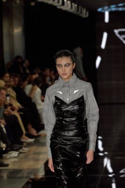 Eylül Kurtları - Runway - Milan Moda Haftası - Kadın giyim Baharı / Yaz 2025 MILAN, İtalya - 21 Eylül 21: Bir model Milan Kadın Giyim 2024 'teki Milan Kadın giyim defilesinde podyumda yürüyor. Fotoğraf: Mauro Di Bonaventura)