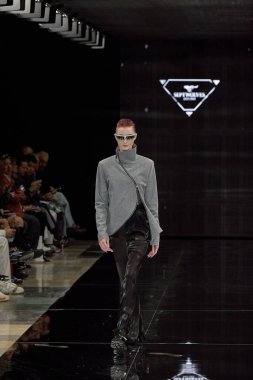 Eylül Kurtları - Runway - Milan Moda Haftası - Kadın giyim Baharı / Yaz 2025 MILAN, İtalya - 21 Eylül 21: Bir model Milan Kadın Giyim 2024 'teki Milan Kadın giyim defilesinde podyumda yürüyor. Fotoğraf: Mauro Di Bonaventura)