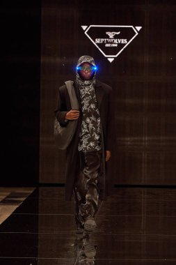 Eylül Kurtları - Runway - Milan Moda Haftası - Kadın giyim Baharı / Yaz 2025 MILAN, İtalya - 21 Eylül 21: Bir model Milan Kadın Giyim 2024 'teki Milan Kadın giyim defilesinde podyumda yürüyor. Fotoğraf: Mauro Di Bonaventura)