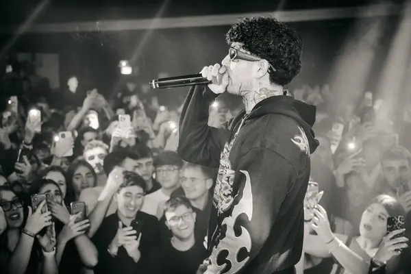 Tony Effe, Tony Effe olarak bilinen İtalyan rapçi Nicol Rapisarda 'da Plaza Disco' da sahne aldı. Tortoreto (İtalya), 21 Kasım 2024 (Fotoğraf: Mauro Di Bonaventura)