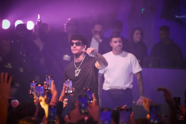 Tony Effe, Tony Effe olarak bilinen İtalyan rapçi Nicol Rapisarda 'da Plaza Disco' da sahne aldı. Tortoreto (İtalya), 21 Kasım 2024 (Fotoğraf: Mauro Di Bonaventura)