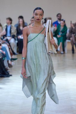 Sarawong Moda Gösterisi - Runway - Milan Moda Haftası - Kadın giyim / Kış 2025 / 2026 MILAN, ITALY - FEBRUARY 28: Milan Moda Haftası Kadın Giyim Haftası Sonbaharı / Kış 2025 / 2026 (Fotoğraf: Mauro Di Bonaventura)