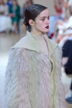 Sarawong Moda Gösterisi - Runway - Milan Moda Haftası - Kadın giyim / Kış 2025 / 2026 MILAN, ITALY - FEBRUARY 28: Milan Moda Haftası Kadın Giyim Haftası Sonbaharı / Kış 2025 / 2026 (Fotoğraf: Mauro Di Bonaventura)