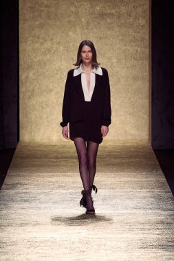 Luisa Spagnoli - Runway - Milan Moda Haftası - Kadın giyim / Kış 2025 / 2026 MILAN, ITALY - Mart 01: Milan Moda Haftası sırasında Luisa Spagnoli defilesinde bir model podyumda yürüyor - Fotoğraf: Mauro Di Bonaventura)