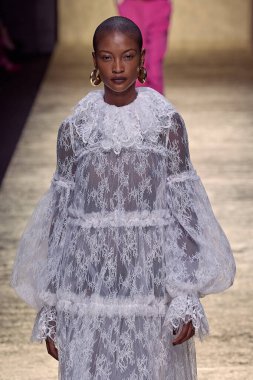 Luisa Spagnoli - Runway - Milan Moda Haftası - Kadın giyim / Kış 2025 / 2026 MILAN, ITALY - Mart 01: Milan Moda Haftası sırasında Luisa Spagnoli defilesinde bir model podyumda yürüyor - Fotoğraf: Mauro Di Bonaventura)