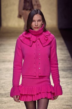 Luisa Spagnoli - Runway - Milan Moda Haftası - Kadın giyim / Kış 2025 / 2026 MILAN, ITALY - Mart 01: Milan Moda Haftası sırasında Luisa Spagnoli defilesinde bir model podyumda yürüyor - Fotoğraf: Mauro Di Bonaventura)