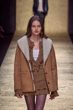 Luisa Spagnoli - Runway - Milan Moda Haftası - Kadın giyim / Kış 2025 / 2026 MILAN, ITALY - Mart 01: Milan Moda Haftası sırasında Luisa Spagnoli defilesinde bir model podyumda yürüyor - Fotoğraf: Mauro Di Bonaventura)