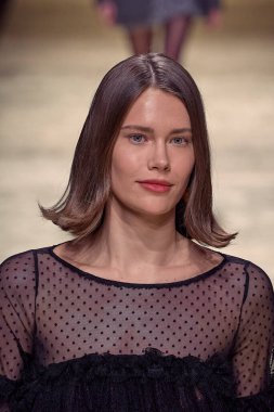 Luisa Spagnoli - Runway - Milan Moda Haftası - Kadın giyim / Kış 2025 / 2026 MILAN, ITALY - Mart 01: Milan Moda Haftası sırasında Luisa Spagnoli defilesinde bir model podyumda yürüyor - Fotoğraf: Mauro Di Bonaventura)