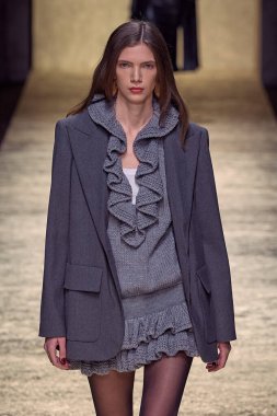 Luisa Spagnoli - Runway - Milan Moda Haftası - Kadın giyim / Kış 2025 / 2026 MILAN, ITALY - Mart 01: Milan Moda Haftası sırasında Luisa Spagnoli defilesinde bir model podyumda yürüyor - Fotoğraf: Mauro Di Bonaventura)