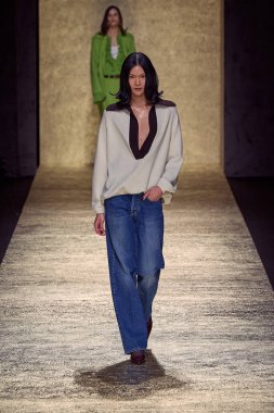 Luisa Spagnoli - Runway - Milan Moda Haftası - Kadın giyim / Kış 2025 / 2026 MILAN, ITALY - Mart 01: Milan Moda Haftası sırasında Luisa Spagnoli defilesinde bir model podyumda yürüyor - Fotoğraf: Mauro Di Bonaventura)