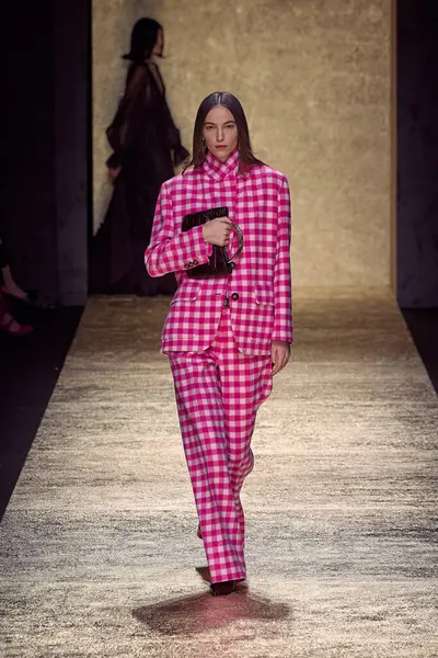 Luisa Spagnoli - Runway - Milan Moda Haftası - Kadın giyim / Kış 2025 / 2026 MILAN, ITALY - Mart 01: Milan Moda Haftası sırasında Luisa Spagnoli defilesinde bir model podyumda yürüyor - Fotoğraf: Mauro Di Bonaventura)