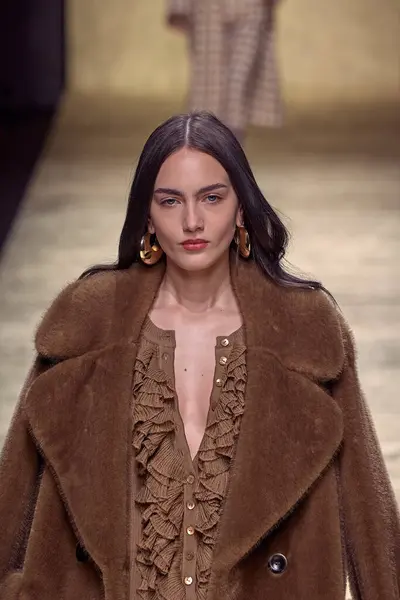 Luisa Spagnoli - Runway - Milan Moda Haftası - Kadın giyim / Kış 2025 / 2026 MILAN, ITALY - Mart 01: Milan Moda Haftası sırasında Luisa Spagnoli defilesinde bir model podyumda yürüyor - Fotoğraf: Mauro Di Bonaventura)