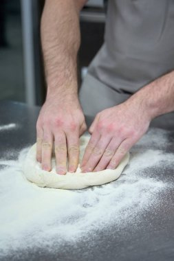 Taze Pişmiş Pizzalar, Ahşap-Ateşli Fırın Fotoğrafları: Odun, Fırın, İş, Kapalı Alan Ayarlama, Yanan (Fotoğraf: Mauro Di Bonaventura )