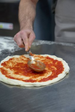 Taze Pişmiş Pizzalar, Ahşap-Ateşli Fırın Fotoğrafları: Odun, Fırın, İş, Kapalı Alan Ayarlama, Yanan (Fotoğraf: Mauro Di Bonaventura )