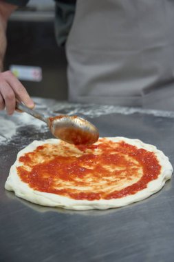 Taze Pişmiş Pizzalar, Ahşap-Ateşli Fırın Fotoğrafları: Odun, Fırın, İş, Kapalı Alan Ayarlama, Yanan (Fotoğraf: Mauro Di Bonaventura )