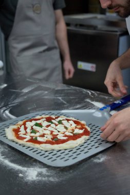 Taze Pişmiş Pizzalar, Ahşap-Ateşli Fırın Fotoğrafları: Odun, Fırın, İş, Kapalı Alan Ayarlama, Yanan (Fotoğraf: Mauro Di Bonaventura )