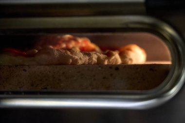 Taze Pişmiş Pizzalar, Ahşap-Ateşli Fırın Fotoğrafları: Odun, Fırın, İş, Kapalı Alan Ayarlama, Yanan (Fotoğraf: Mauro Di Bonaventura )