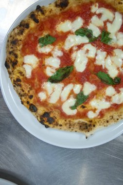 Taze Pişmiş Pizzalar, Ahşap-Ateşli Fırın Fotoğrafları: Odun, Fırın, İş, Kapalı Alan Ayarlama, Yanan (Fotoğraf: Mauro Di Bonaventura )