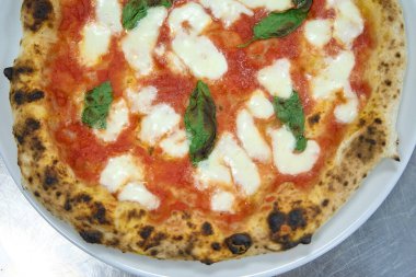 Taze Pişmiş Pizzalar, Ahşap-Ateşli Fırın Fotoğrafları: Odun, Fırın, İş, Kapalı Alan Ayarlama, Yanan (Fotoğraf: Mauro Di Bonaventura )