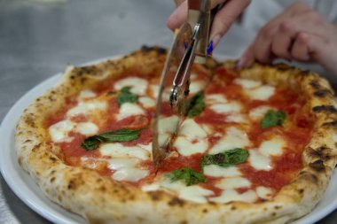 Taze Pişmiş Pizzalar, Ahşap-Ateşli Fırın Fotoğrafları: Odun, Fırın, İş, Kapalı Alan Ayarlama, Yanan (Fotoğraf: Mauro Di Bonaventura )
