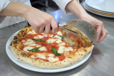 Taze Pişmiş Pizzalar, Ahşap-Ateşli Fırın Fotoğrafları: Odun, Fırın, İş, Kapalı Alan Ayarlama, Yanan (Fotoğraf: Mauro Di Bonaventura )