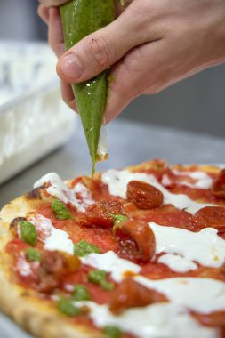 Taze Pişmiş Pizzalar, Ahşap-Ateşli Fırın Fotoğrafları: Odun, Fırın, İş, Kapalı Alan Ayarlama, Yanan (Fotoğraf: Mauro Di Bonaventura )