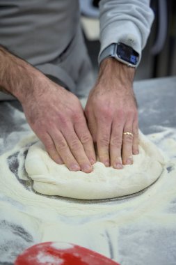 Taze Pişmiş Pizzalar, Ahşap-Ateşli Fırın Fotoğrafları: Odun, Fırın, İş, Kapalı Alan Ayarlama, Yanan (Fotoğraf: Mauro Di Bonaventura )