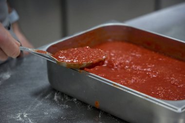 Taze Pişmiş Pizzalar, Ahşap-Ateşli Fırın Fotoğrafları: Odun, Fırın, İş, Kapalı Alan Ayarlama, Yanan (Fotoğraf: Mauro Di Bonaventura )