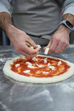 Taze Pişmiş Pizzalar, Ahşap-Ateşli Fırın Fotoğrafları: Odun, Fırın, İş, Kapalı Alan Ayarlama, Yanan (Fotoğraf: Mauro Di Bonaventura )