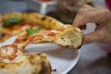 Taze Pişmiş Pizzalar, Ahşap-Ateşli Fırın Fotoğrafları: Odun, Fırın, İş, Kapalı Alan Ayarlama, Yanan (Fotoğraf: Mauro Di Bonaventura )