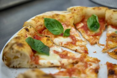 Taze Pişmiş Pizzalar, Ahşap-Ateşli Fırın Fotoğrafları: Odun, Fırın, İş, Kapalı Alan Ayarlama, Yanan (Fotoğraf: Mauro Di Bonaventura )