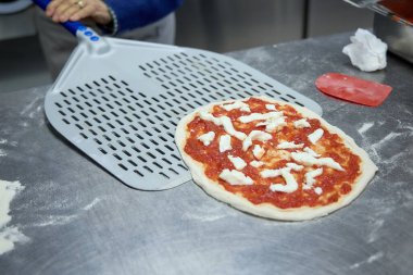 Taze Pişmiş Pizzalar, Ahşap-Ateşli Fırın Fotoğrafları: Odun, Fırın, İş, Kapalı Alan Ayarlama, Yanan (Fotoğraf: Mauro Di Bonaventura )