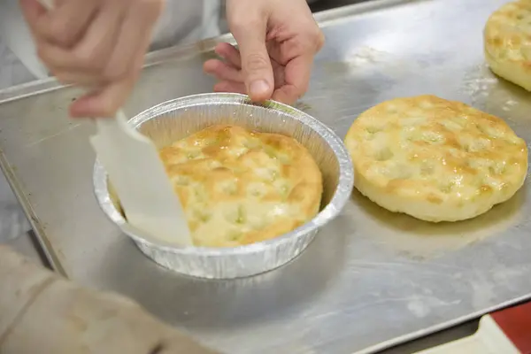 Taze Pişmiş Pizzalar, Ahşap-Ateşli Fırın Fotoğrafları: Odun, Fırın, İş, Kapalı Alan Ayarlama, Yanan (Fotoğraf: Mauro Di Bonaventura )